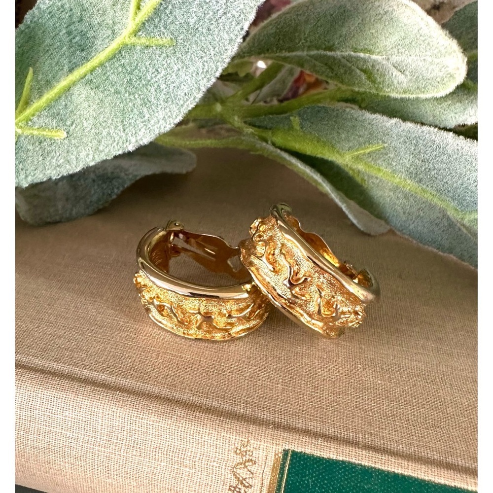 Vintage 1980s gold tone hoops